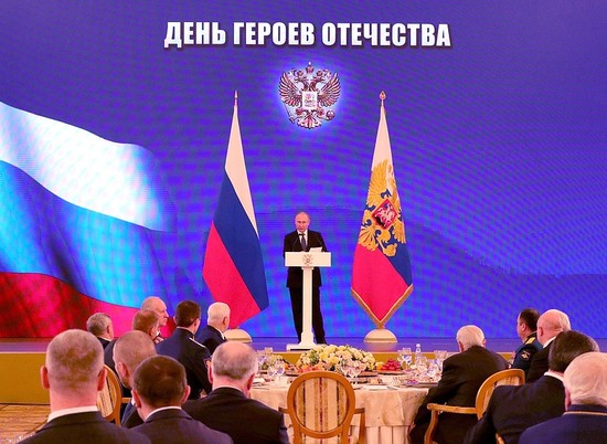 Владимир Путин поздравил Андрея Бочарова в канун Дня Героев Отечества