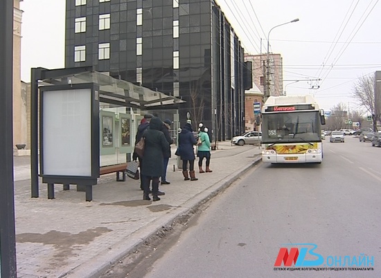 В Волгограде автобус наехал на барьерное ограждение