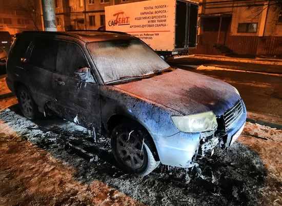 Поджог или проводка?: на севере Волгограда сгорел японский кроссовер