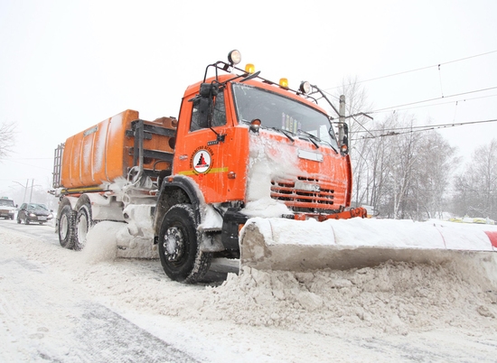 В Волгограде продолжают ликвидировать последствия ночного снегопада