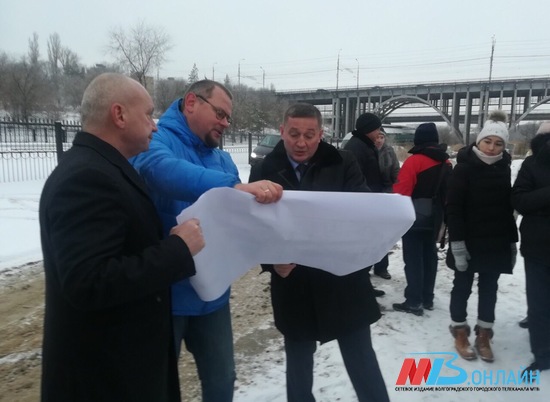Андрей Бочаров провел инспекцию нового ледового катка в пойме реки Царицы