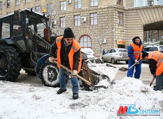 В снегопад на дороги Волгограда вышло 70 единиц спецтехники