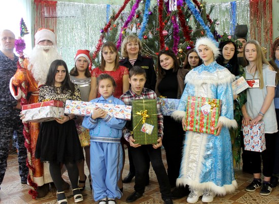 Новогодний патруль Росгвардии поздравил волгоградских воспитанников детского дома