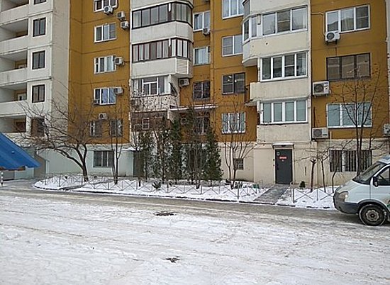 В Краснооктябрьском районе на козырьке здания обнаружен труп