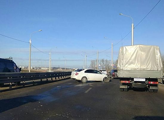 На "танцующем" мосту иномарка перекрыла транспортный поток в сторону Волгограда