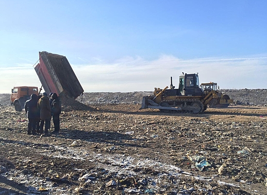 Ликвидация пруда-накопителя отходов нефтепроизводства в Светлоярском районе осуществляется строго по технологии