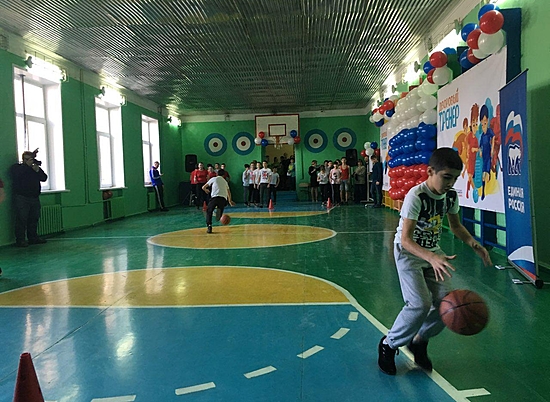 В Волгограде в эстафете «Ловкие, смелые, сильные, умелые» соревнуются пять школ