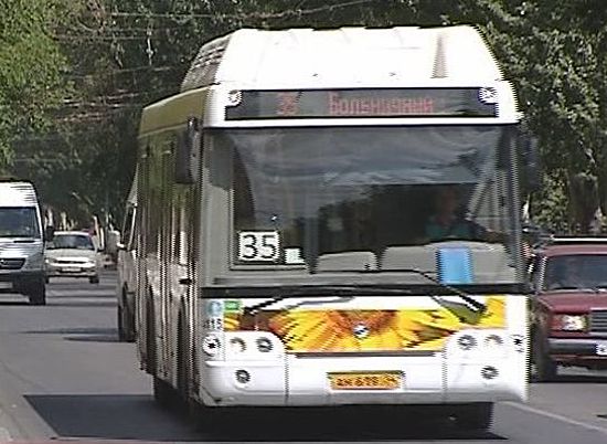 В Волгограде внедорожник подрезал автобус