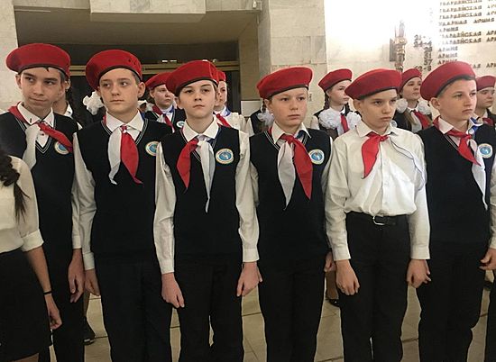В Волгограде проходит церемония вступления школьников в ряды "Юнармии"