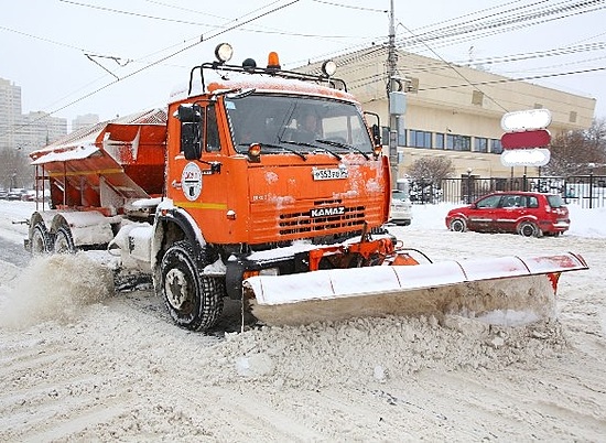 В Волгограде продолжают убирать снег с тротуаров и дорог