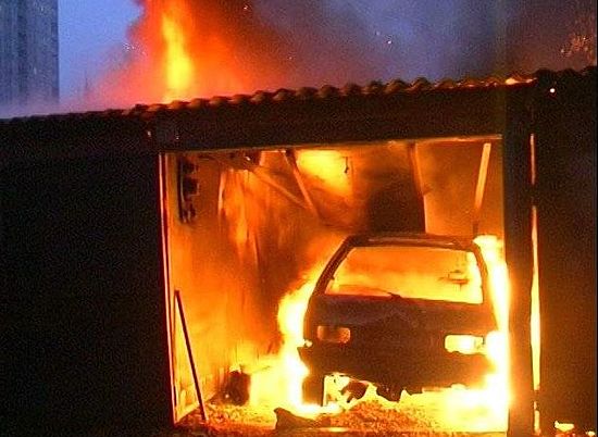 Под Волгоградом вместе с гаражом сгорела «девятка»