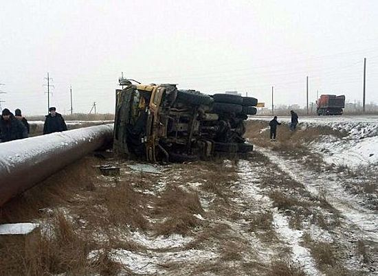 Под Волгоградом водитель погиб в опрокинувшемся в кювет грузовике