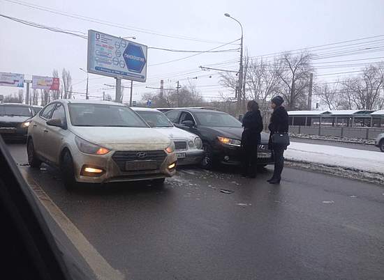 В Волгограде по дороге в центр города столкнулись три автомобиля