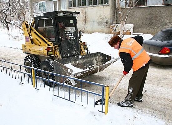 В Волгограде районные инспекции проверили качество уборки последствий снегопада во дворах