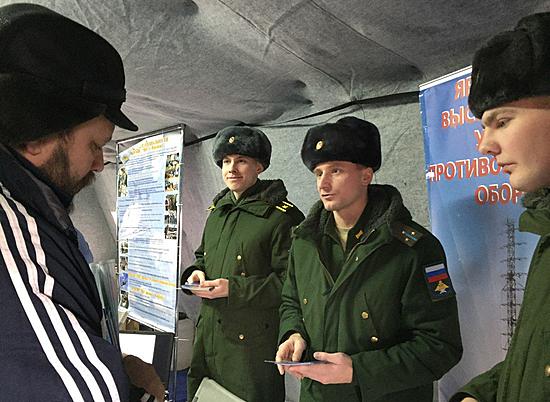 В день Сталинградской Победы 800 молодых патриотов уже посетили мобильные пункты отбора на военную службу по контракту