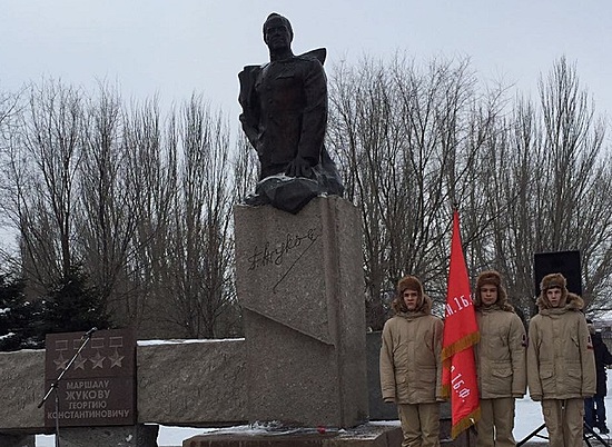 Школьники в день Сталинградской Победы несут вахту памяти у монумента маршалу Георгию Жукову