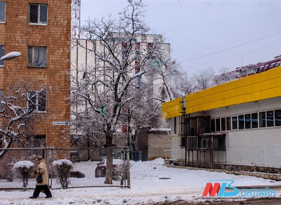 В Волгограде проверят, насколько эффективно УК сбивают сосульки с крыш
