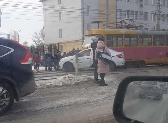В Волгограде в районе областной больницы трамвай столкнулся с такси