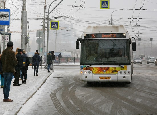 В Волгограде 95-й автобус столкнулся с иномаркой на Комсомольской