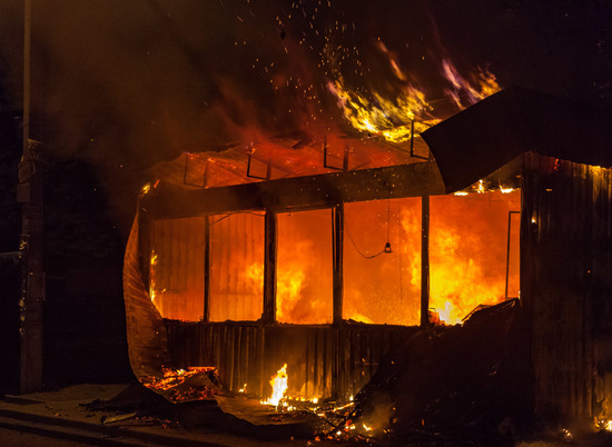 В Тракторозаводском районе Волгограда ночью сгорел продуктовый ларек