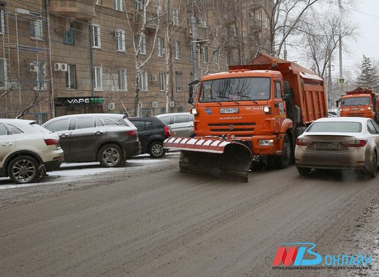 Более 100 единиц спецтехники расчищали дороги Волгоградской области на выходных