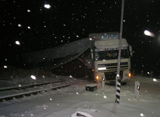 Под Волгоградом на ж/д переезде грузовой поезд едва не столкнулся с грузовиком