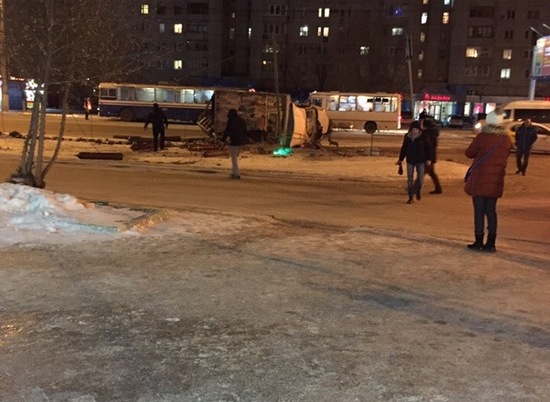 В Тракторозаводском районе Волгограда перевернулась пассажирская «газель»