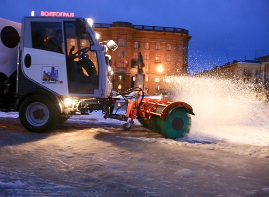 Не для того, чтобы стояла: волгоградские дороги и тротуары убирает новая снегоуборочная техника