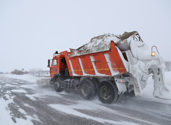 За сутки в Волгоградской области отсыпали 2,5 тыс. тонн противогололедной смеси