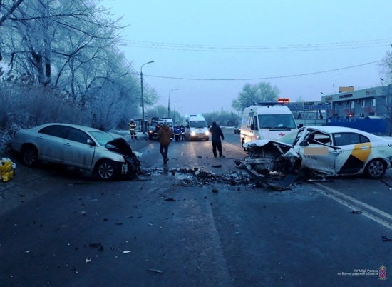 В Волгограде спасатели достали двух пострадавших из покореженных авто