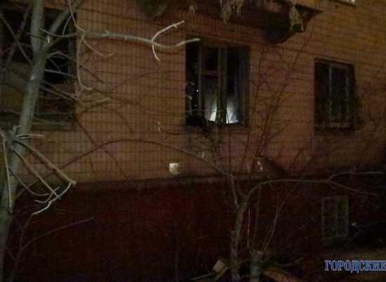 В центре Волгограда пожарные с помощью автолестницы спасли двух детей