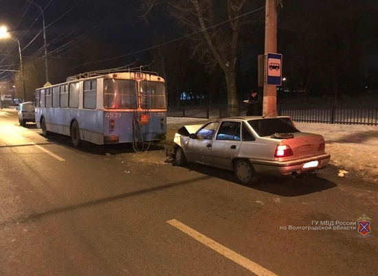 В Волгограде лихач помял троллейбус № 9 и отправил двоих в больницу