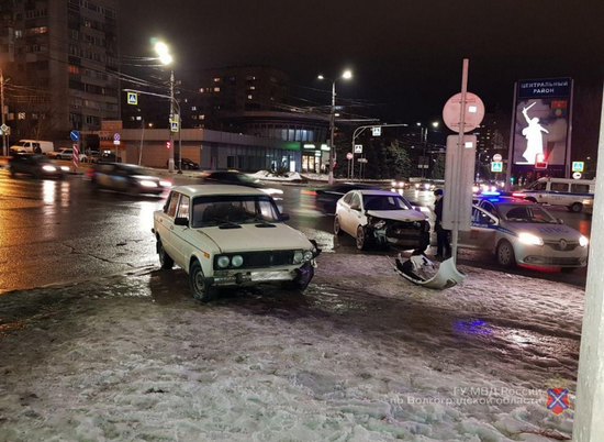 В Волгограде «кореец» не пропустил ВАЗ-2106 — пассажир в больнице