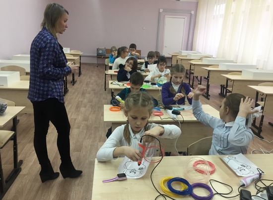 Ученики младших классов в Волжском осваивают рисование 3D-ручками
