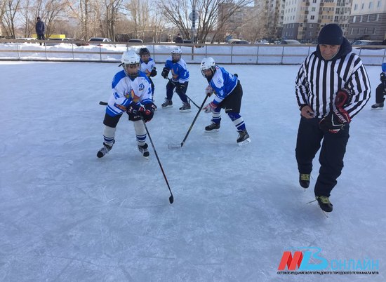 В Волгограде юные хоккеисты выяснили, кто из них лучше владеет клюшкой