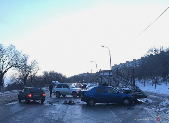 В Волгограде «рено» столкнулся с ВАЗ-2114 и отлетел на грузовой прицеп