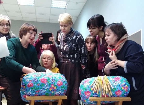 В Волгограде 70 педагогов учились плести на коклюшках и шить кукол