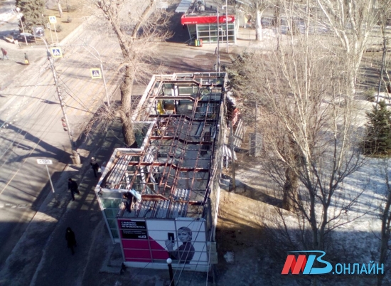 На Аллее Героев в Волгограде собственники демонтируют торговый объект