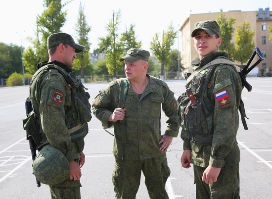 Служащих запаса в России призовут на военные сборы