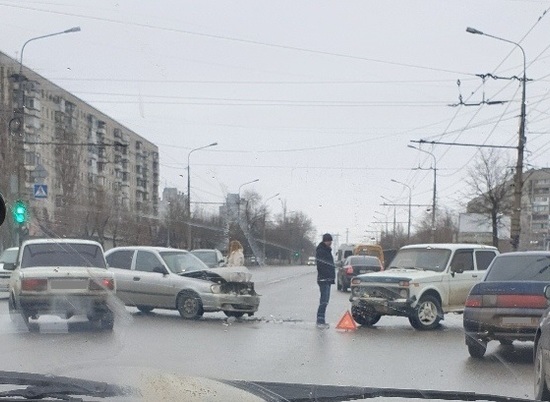 На «Новой Спартановке» в Волгограде столкнулись ВАЗ и «Нива»