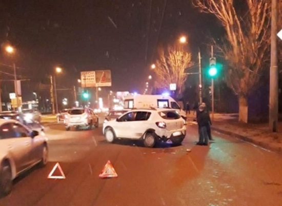 На «Санаторном» в Волгограде столкнулись три авто: женщина в больнице