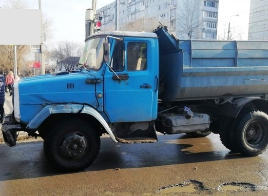 В Волгограде на пешеходном переходе грузовик сбил 7-летнего ребенка