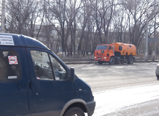 На магистралях Волгограда работают подметально-вакуумные машины