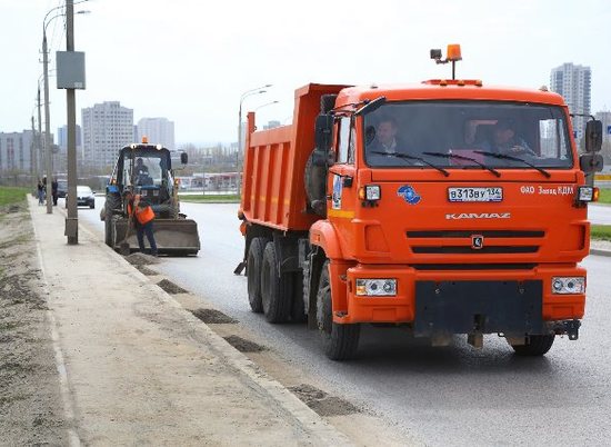На генеральную уборку дорог в Волгограде вышло более сотни спецмашин