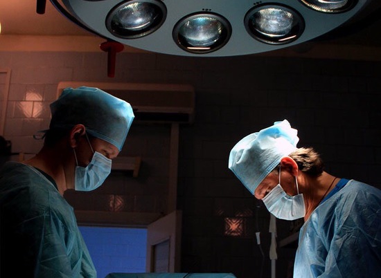 В Волгограде эндохирург впервые провел операцию в экзоскелете
