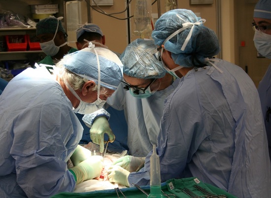 Хирурга из Волжского обвиняют в смерти пациента на операционном столе