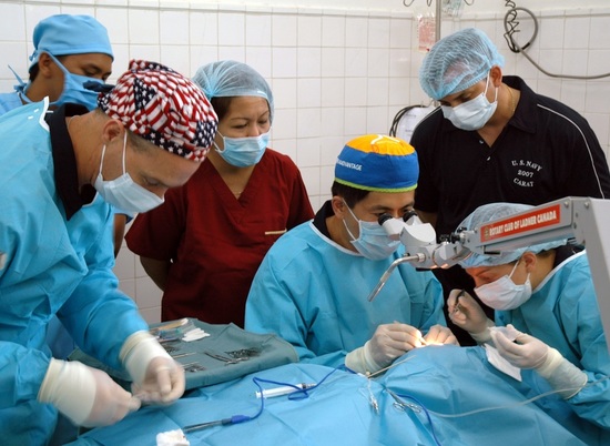 Китайский хирург прооперировал мозг пациента по телефону