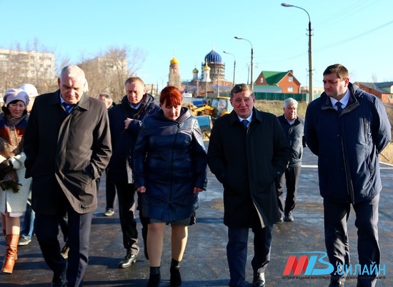 Андрей Бочаров инспектирует  ход восстановления моста в Городищенском районе