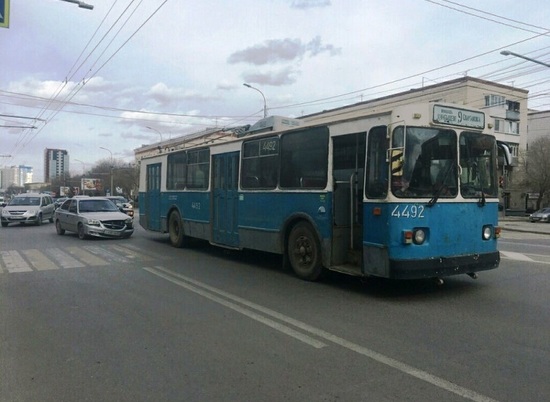 В Волгограде на проспекте Ленина легковушка задела троллейбус