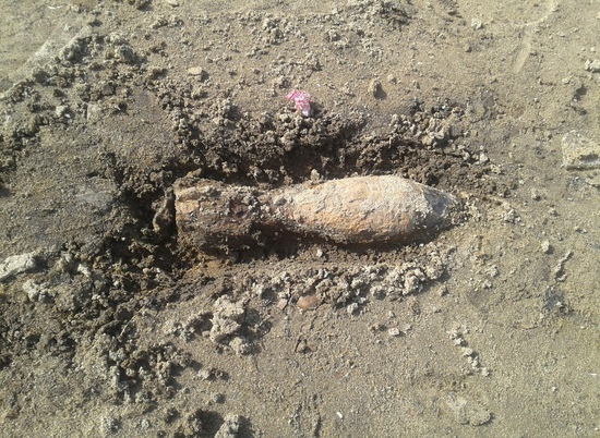Волгоградец нашел на берегу неразорвавшийся снаряд